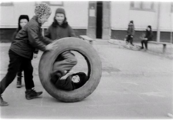 в 70-е на катание в покрышке от КАМАЗа взрослые смотрели с умилением и даже фотографировали чад на память