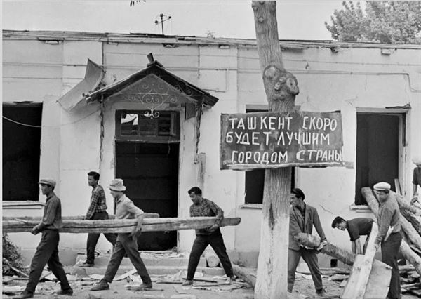 Землетрясение в Ташкенте стало первой катастрофой в СССР которую не стали замалчивать, а наоборот- посвещали ей спецвыпуски новостей