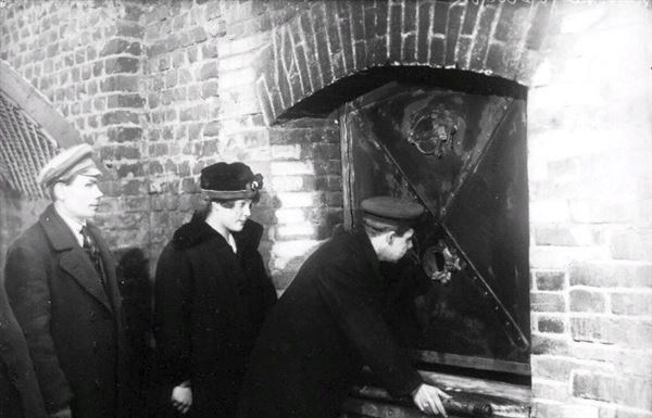 Петроград. 1921 год  Во время экскурссии по крематорию. посетителям  разрешалось понаблюдать за горящим телом в маленькое окошечко
