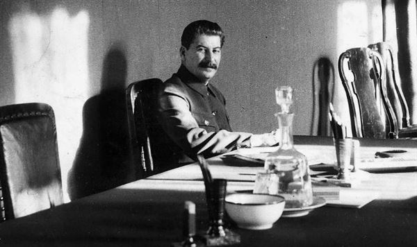 Редкое фото Сталина после обеда.Вождь народов не любил лишних глаз в время перекусов в кабинете. На столе пустая миска, где была картошка. По воспоминанием поваров, во время напряженной работы Сталин мог часами не прикасаться к еде, но требовал, чтобы блюдо было всегда горячее.Поэтому случалось, что на обед уходило до двух мешков картофеля