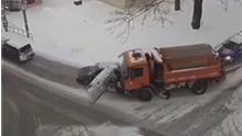 Казахстанцы обсуждают видео, на котором снегоуборочная машина протащила перед собой легковой автомобиль