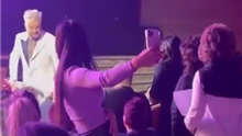 Филипп Киркоров на концерте в Алматы ударил человека букетом - видео