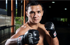 Казахстанскому бойцу не дали провести желанный бой с легендой UFC