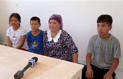 Выпускники сельской школы построили дом матери-одиночке в Туркестанской области