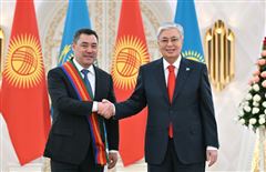 Глава государства наградил Президента Кыргызстана Садыра Жапарова орденом «Достық» I степени