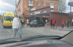 В Усть-Каменогорске водитель на угнанном авто протаранил кафе