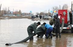  По Казахстану продолжаются работы по откачке воды из подтопленных домов в круглосуточном режиме