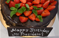 Торт подарил Токаеву на день рождения премьер-министр Малайзии
