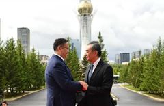 В Казахстан прибыл глава МИД Китая