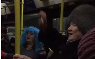"Умеет старшее поколение по-доброму веселиться": видео в столичном автобусе умилило пользователей Сети