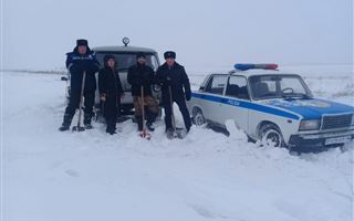 20 людей эвакуировали из снежного плена на трассе в СКО