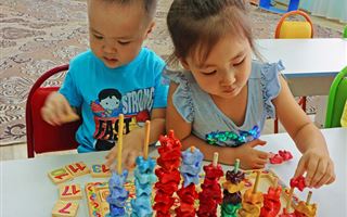 Игры на костях: в казахстанском детском саду малышей развивают с помощью асыков