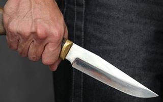 В Алматы задержали мужчину, который напал с ножом на прохожего