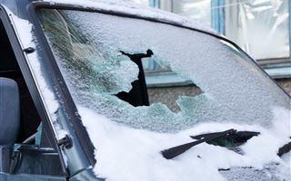 Мужчина разбивал окна машин и домов ради забавы в Петропавловске