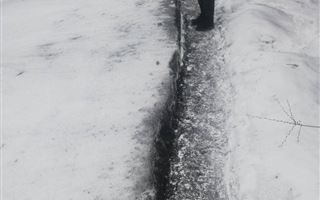 В Усть-Каменогорске люди жалуются на черный снег