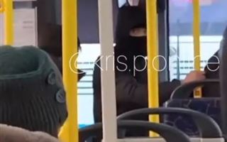 Видео драки женщины и человека в маске в алматинском автобусе распространяется в соцсетях