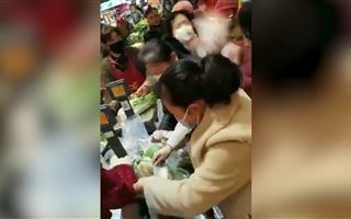 Жители изолированного китайского города Ухань начали драться за еду