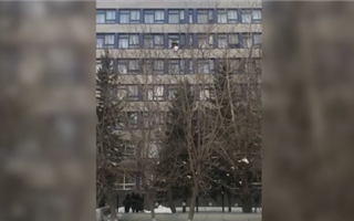 В Кокшетау студент выпрыгнул с шестого этажа университета