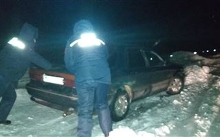 На трассе в Алматинской области в снежных заносах застряли машины