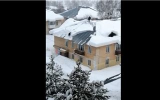 Видео падения людей с крыши во время уборки снега распространилось в казнете