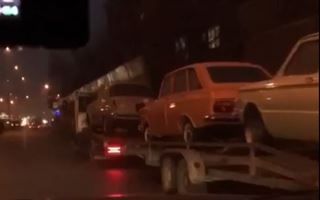 Колонна ретромашин на эвакуаторах в Алматы попала на видео