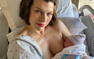 Мила Йовович показала, как кормит грудью новорожденную