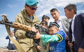 Полевые сборы, конкурсы и робототехника: как в Казахстане проводят военно-патриотическое воспитание молодежи 