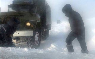 В Восточном Казахстане спасатели эвакуировали с заснеженных дорог 463 человека