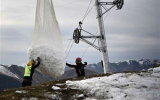На французский горнолыжный курорт снег завозят вертолетами