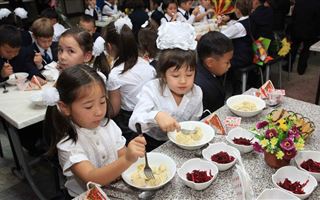 Бесплатно будут кормить учеников младших классов в карагандинских школах
