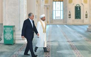 Глава государства посетил мечеть "Хазрет Султан"