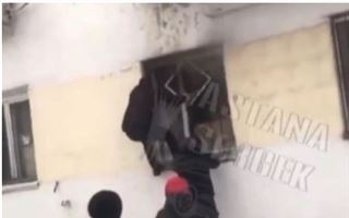 В Нур-Султане прохожие вытащили двух людей из горящей квартиры