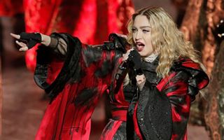 Мадонна упала на концерте в Париже и расплакалась