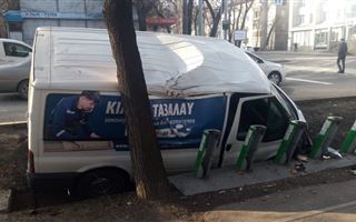 В Алматы девушке оторвало ногу в результате ДТП на остановке