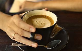 Почему полезно выпить кофе перед принятием решения, объяснили ученые