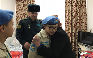 Алматинские военнослужащие поздравили женщин-фронтовиков с 8 марта