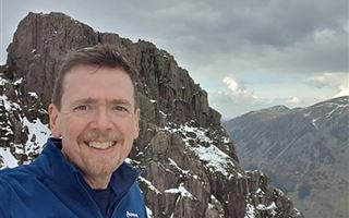 Английский альпинист сорвался с горы, пролетел 180 метров и выжил