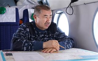 Вице-премьер Скляр и глава МВД Тургумбаев в ходе облета произвели аэровизуальный осмотр снегозапасов