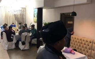В Уральске полицейские не смогли выгнать отдыхающих из ресторана