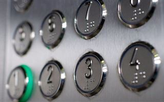 Пользователи Казнета возмутились видеороликом, где мужчина плюет на кнопки лифта