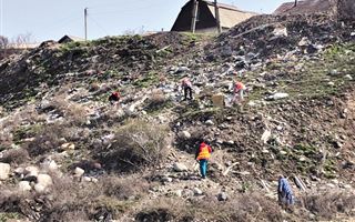 Пейзаж уже не тот: почему мусор возле реки Талгарка убрали только частично