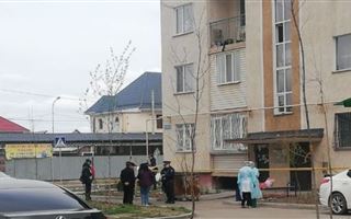 В Алматы оцепили подъезд дома в микрорайоне "Жас Канат"