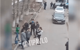В Павлодаре по улице бегал вооруженный мужчина