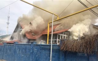 В ДЧС рассказали, как потушили пожар в двухэтажном доме в Алматы 