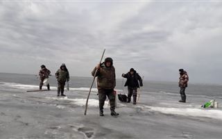 В СКО на озере спасли пять рыбаков