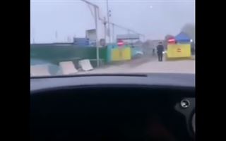 В Алматинской области водитель на Bentley, игнорируя полицейских, проехал через блокпост