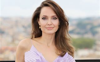 Анджелина Джоли показала, как выглядит в самоизоляции