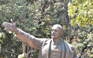 Коммунисты возмущены тем, что памятник Ленину в Нур-Султане находится на свалке