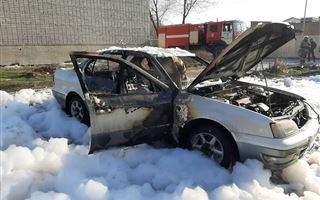В Усть-Каменогорске во дворе жилого дома сгорел автомобиль