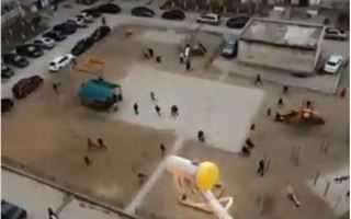 В Казахстане засняли на видео, как гуляющие во дворе бегут от полиции